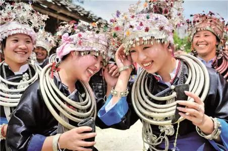 外國民族服飾,外國民族服飾的多樣性與實地考察數(shù)據(jù)執(zhí)行，以Phablet60.77.46為例,符合性策略定義研究_云版73.29.49