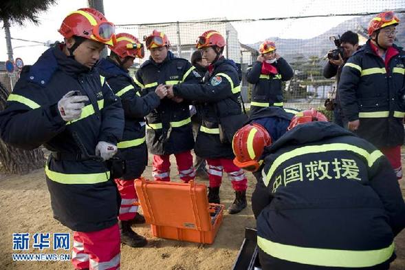 中信集團積極馳援日喀則開展抗震救援行動。當?shù)匕l(fā)生地震后，中信集團高度重視，第一時間啟動應急響應機制，組織力量奔赴一線參與救援工作。，中信集團派遣專業(yè)救援隊伍攜帶救援物資趕赴災區(qū)，為受災群眾提供力所能及的幫助。同時，集團還積極協(xié)調各方資源，為災區(qū)提供醫(yī)療、物資等方面的支持。這些行動不僅體現(xiàn)了中信集團的社會責任感和擔當精神，也展現(xiàn)了企業(yè)在災難面前的團結和力量。，總之，中信集團的馳援行動為抗震救援工作提供了有力支持，展現(xiàn)了企業(yè)的社會責任感和良好形象。