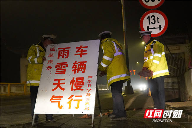 民警被查前車托在門口排隊(duì)送錢