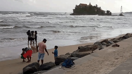 巨浪襲擊秘魯北部 超百處海灘關(guān)閉