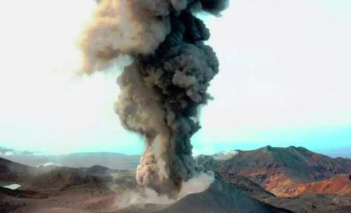 日本火山噴發(fā)灰柱高達3400米