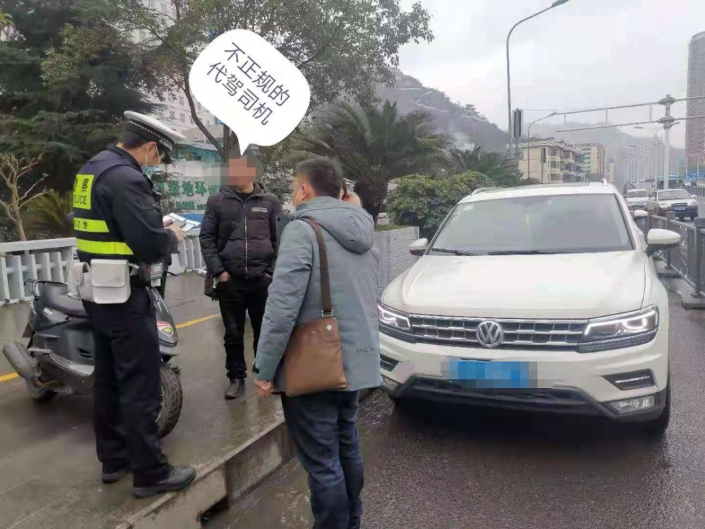 民警被查前車托在門口排隊送錢